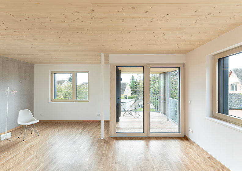 Innenraum des Projekts Wohnen im Tal am Kloster Hegne von Ploesser Architekten.